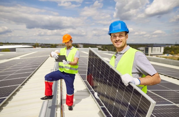 Montatori panouri fotovoltaice pe cladire