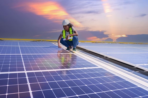 Panouri fotovoltaice pe caldire cu apus de soare