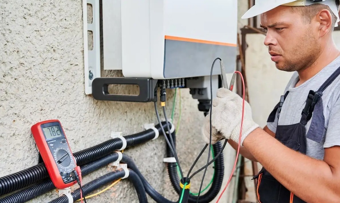 electrician masurand tensiunea la invertor,