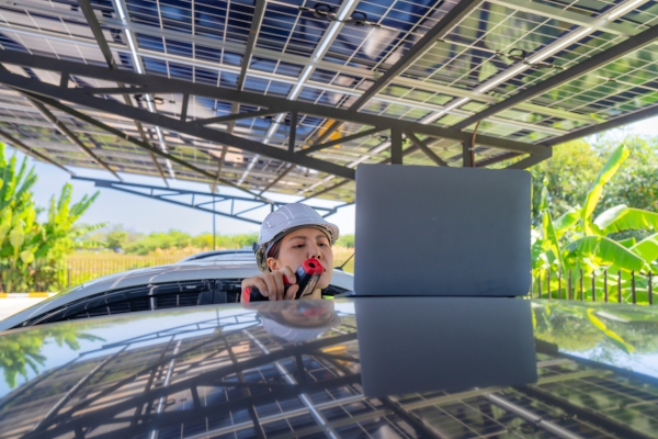 Instalator verifica sistem fotovoltaic