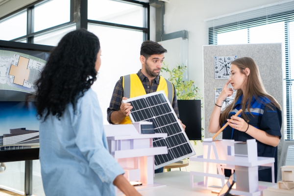 Barbat prezentand panou fotovoltaic